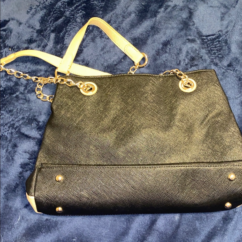 Guess purse - Picture 2 of 3